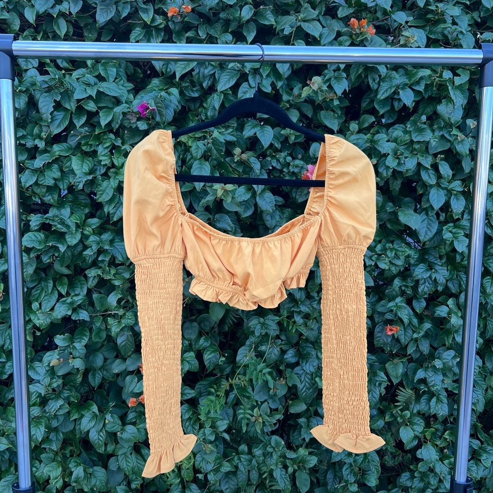 PrettyLittleThing - Yellow Rouched Sleeve Crop Top